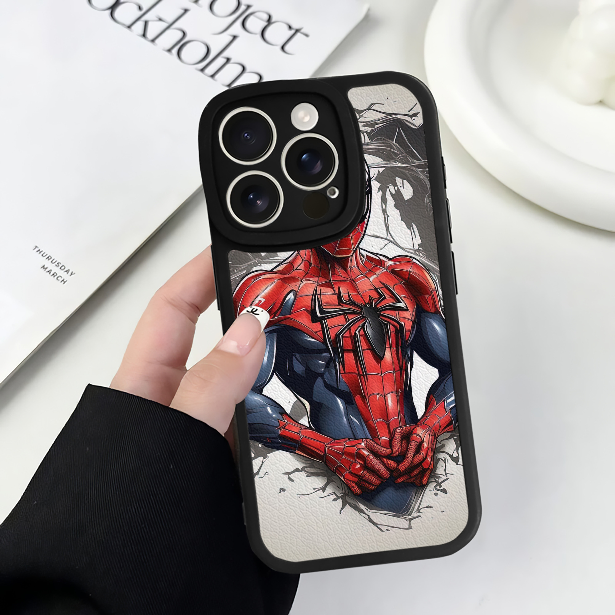 （画像用） Spider Man スパイダーマン 【iPhone 16シリーズ対応】シリコンスマホケース（レザー調） 材質：シリコン